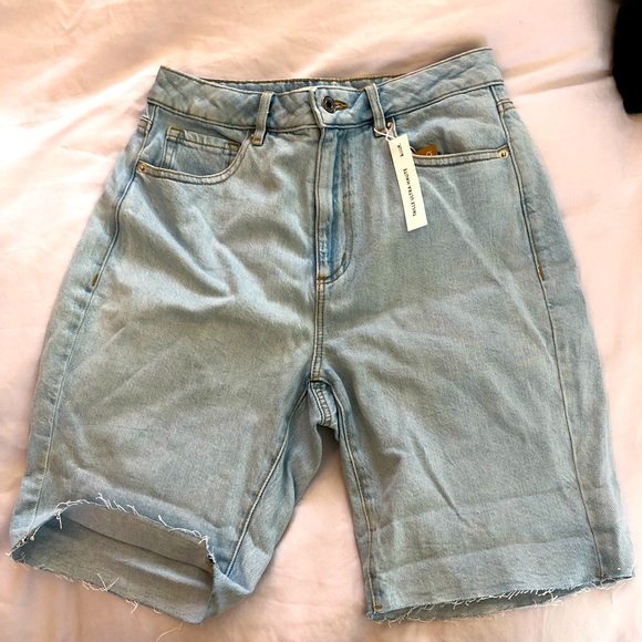 Perfect Mid Length Light Wash Jean Short - Picture 10 of 12